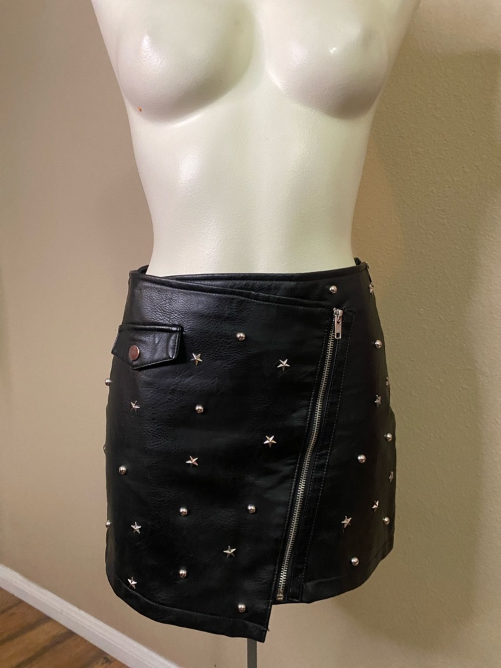 Forever 21 Black vegan leather star studded goth rock n roll Mini Skirt M🖤🖤
